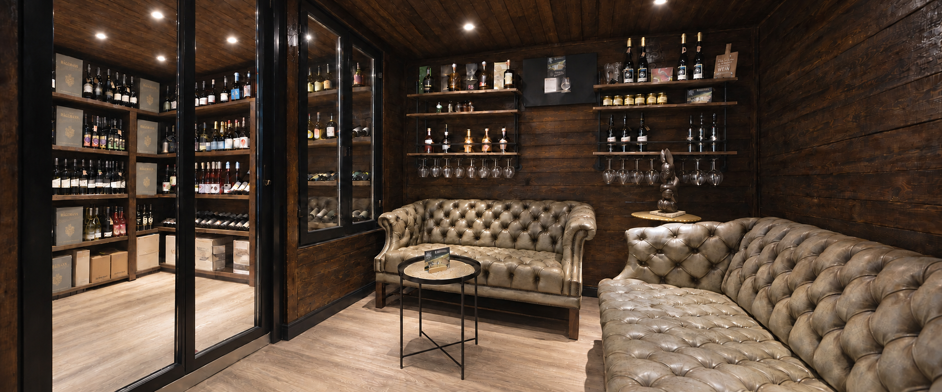 Die Vinothek als Ort für Wein- und Whiskytastings in der Rosenhof-Lodge